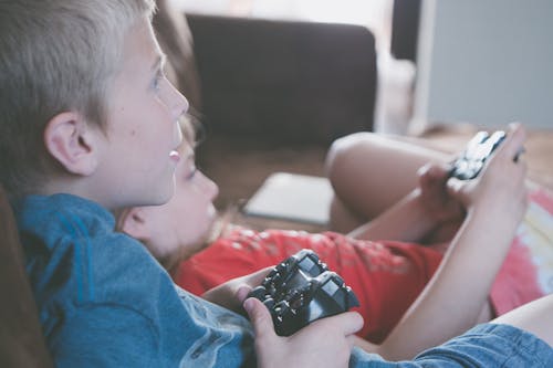 Anak Anak Bermain Video Game