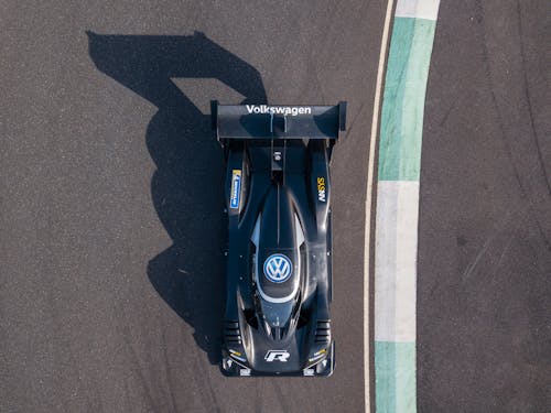 Gratis Coche De Carreras Volkswagen Negro En La Pista Foto de stock