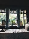 卧室俯瞰巴厘岛马尔加郁郁葱葱的花园，令人放松