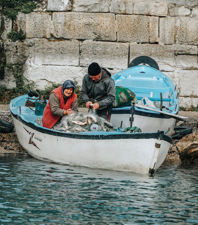 Kostenloses Stock Foto zu ältere menschen, angelausrüstung, angeln
