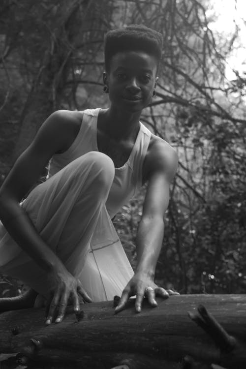 Bezpłatne Darmowe zdjęcie z galerii z afroamerykanka, biały podkoszulek, czarna kobieta Zdjęcie z galerii