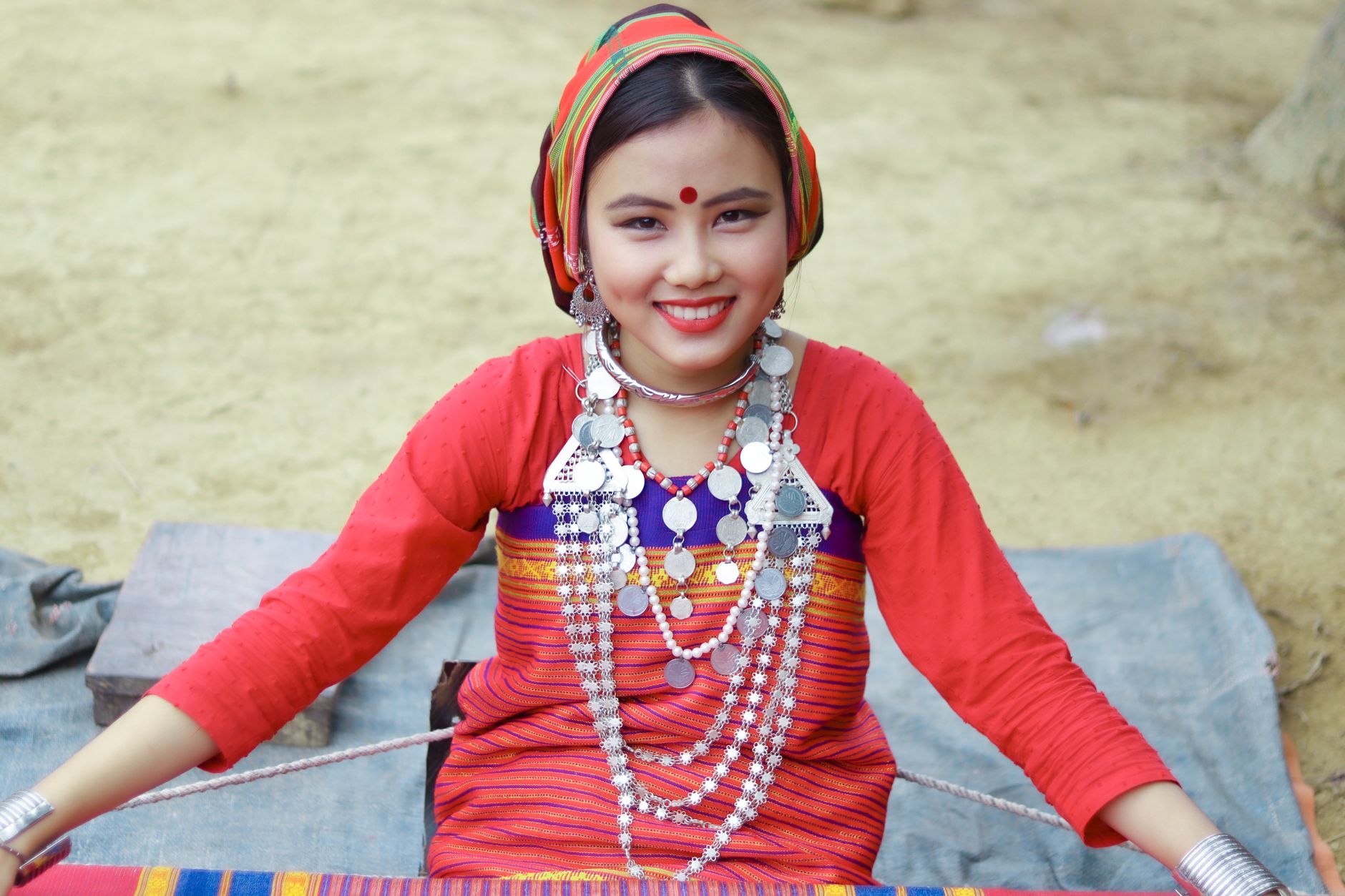 ঢাকার আদালতের বাইরে আইনজীবী ও মামলার নথি