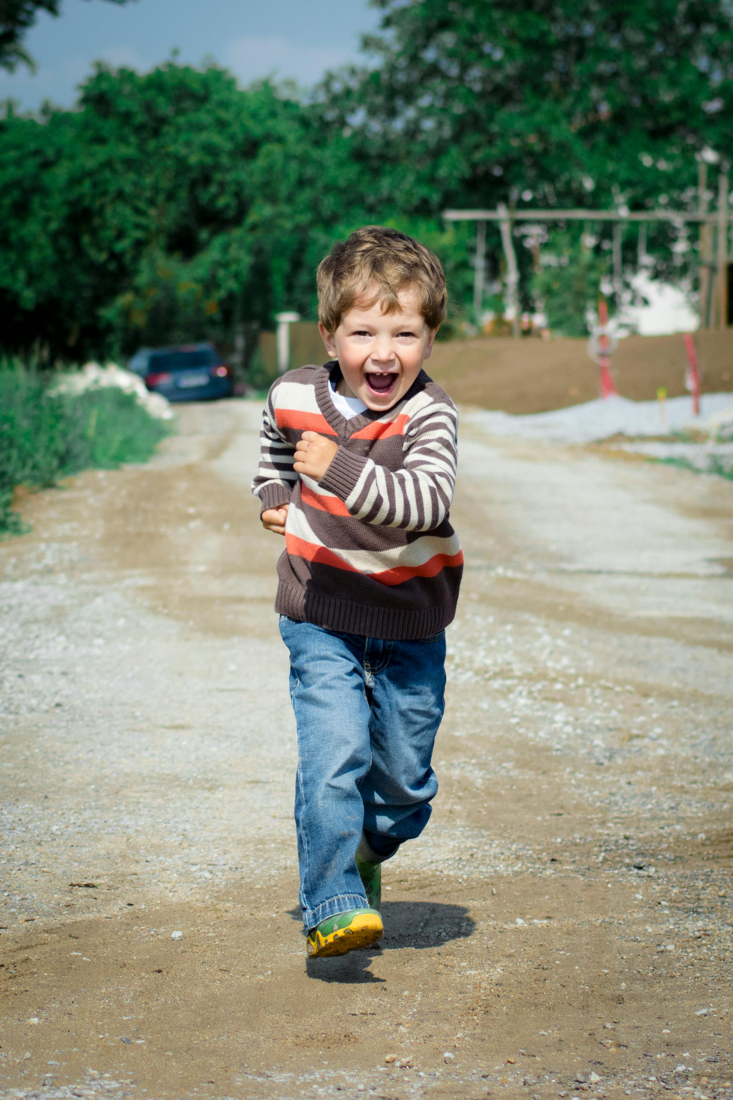 Boy running in the street | Photo: Pexels