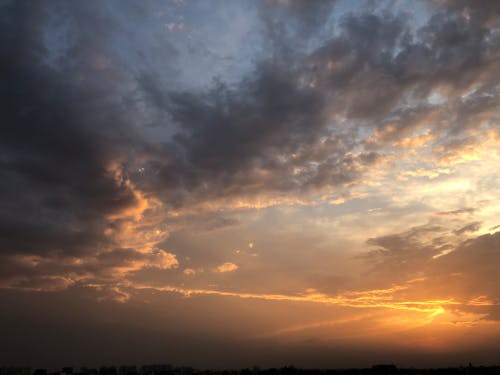 Безкоштовне стокове фото на тему «Захід сонця, темні хмари, хмари»