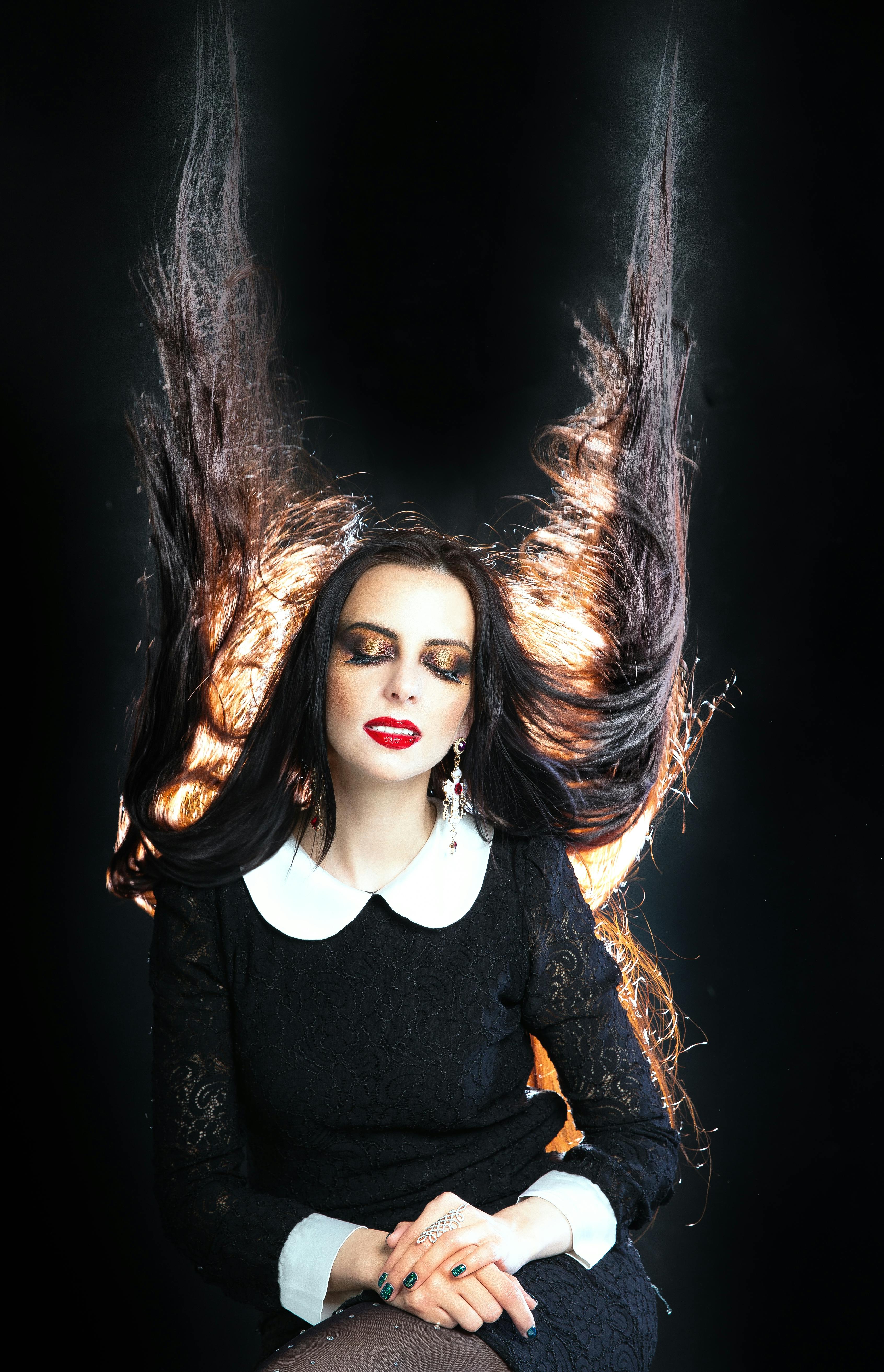 gratis Vrouw Draagt Zwart Wit Bloemen Jurk Met Lange Mouwen Stockfoto