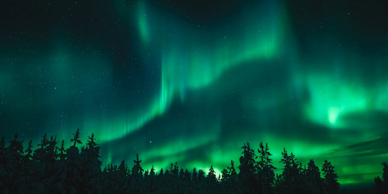 Lindas bruxas realistas voando no céu noturno de Aurora · Creative Fabrica