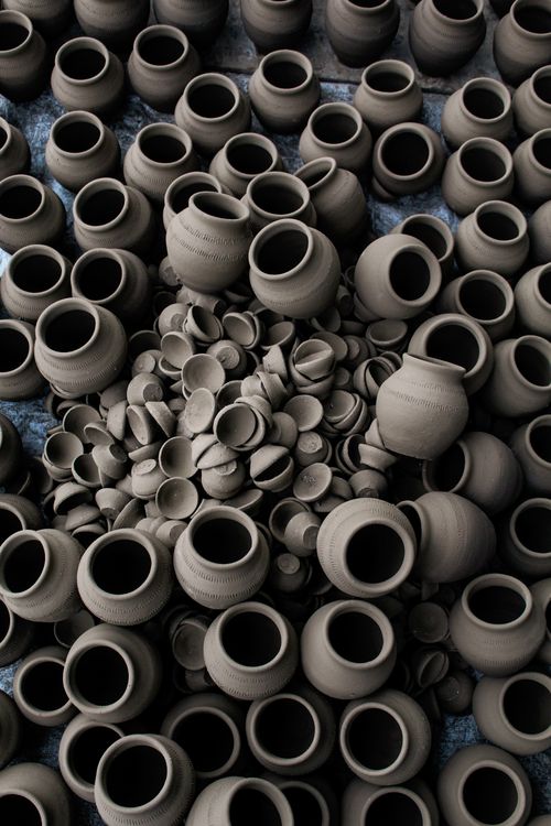 Free Artistic display of handcrafted clay pots in Bhopal, India seen from above. Stock Photo