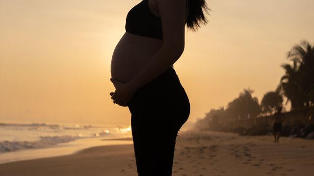 Madre corredora postparto con carrito