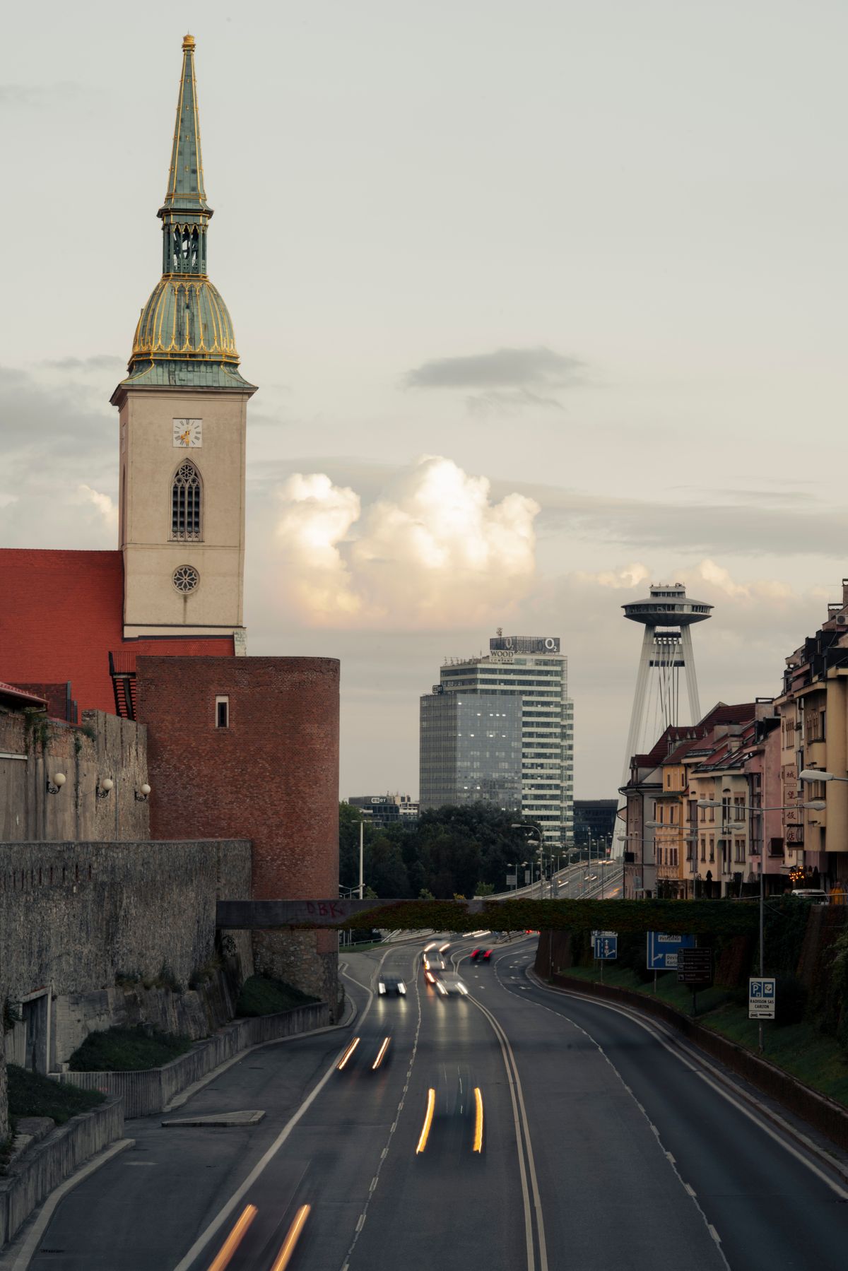Bratislava - trafic pe bulevard cu clădiri urbane