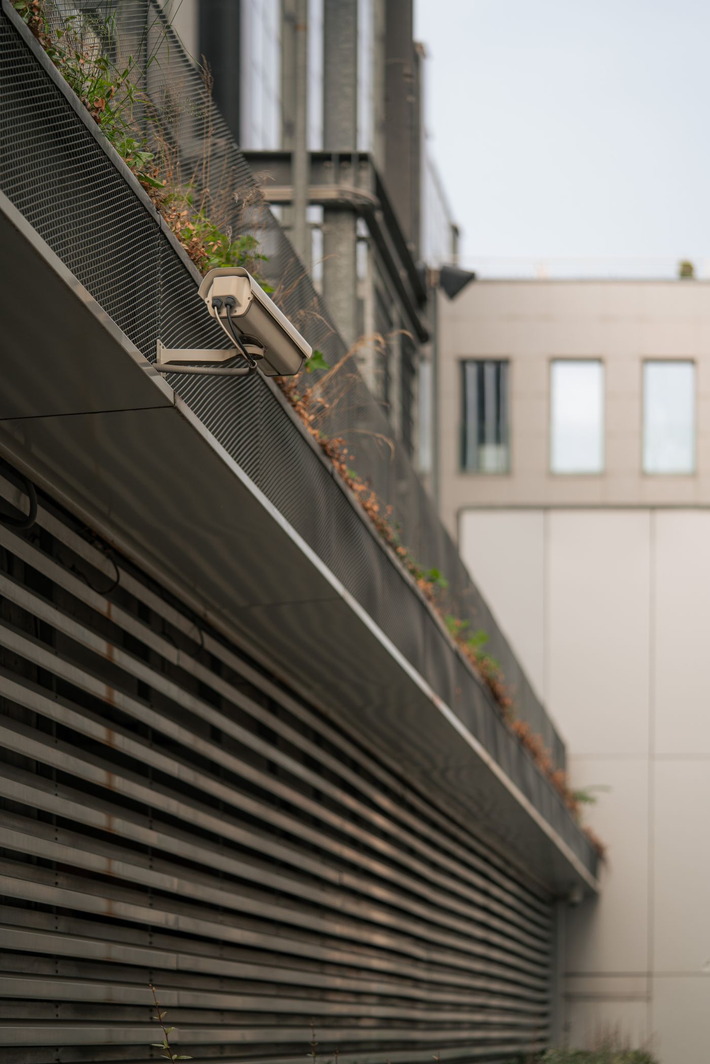 Cámara de seguridad instalada en un edificio