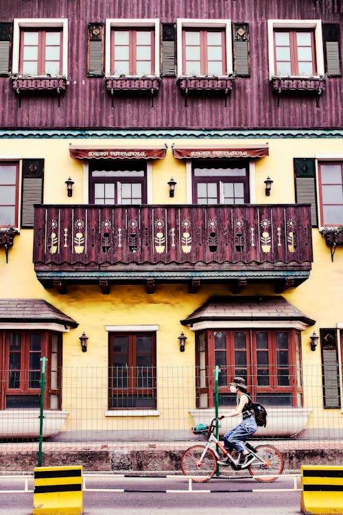 Femme à Vélo Près De La Maison