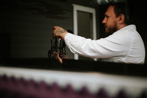 Foto profissional grátis de barba, dentro de casa, homem