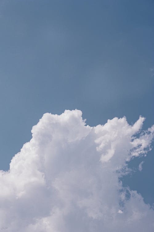 Бесплатное стоковое фото с вертикальный выстрел, голубое небо, картина, изображающая небо
