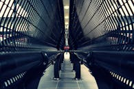 现代金属隧道的动态视图，通过光线反射突显城市建筑