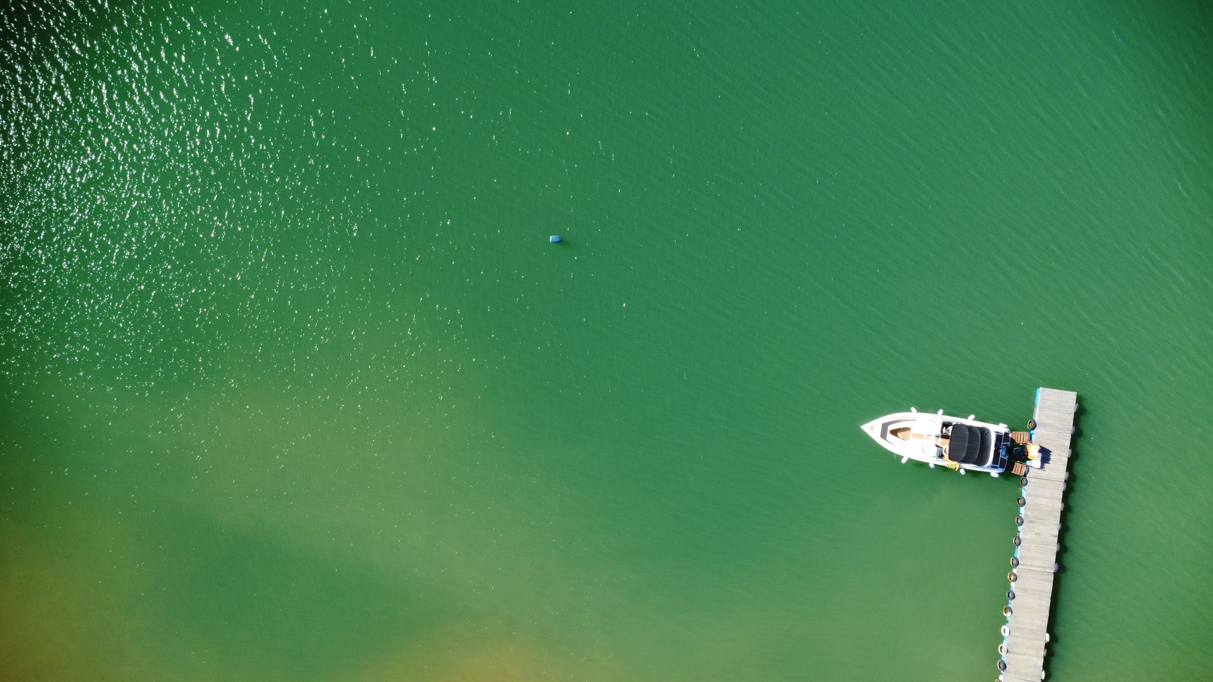 Kostnadsfria Kostnadsfri bild av båtdäck, drone view, sjöytan Stock foto