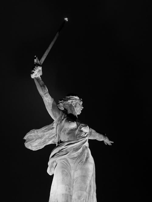 Darmowe zdjęcie z galerii z czarno-biały, kobiece podobieństwo, perspektywa żabia