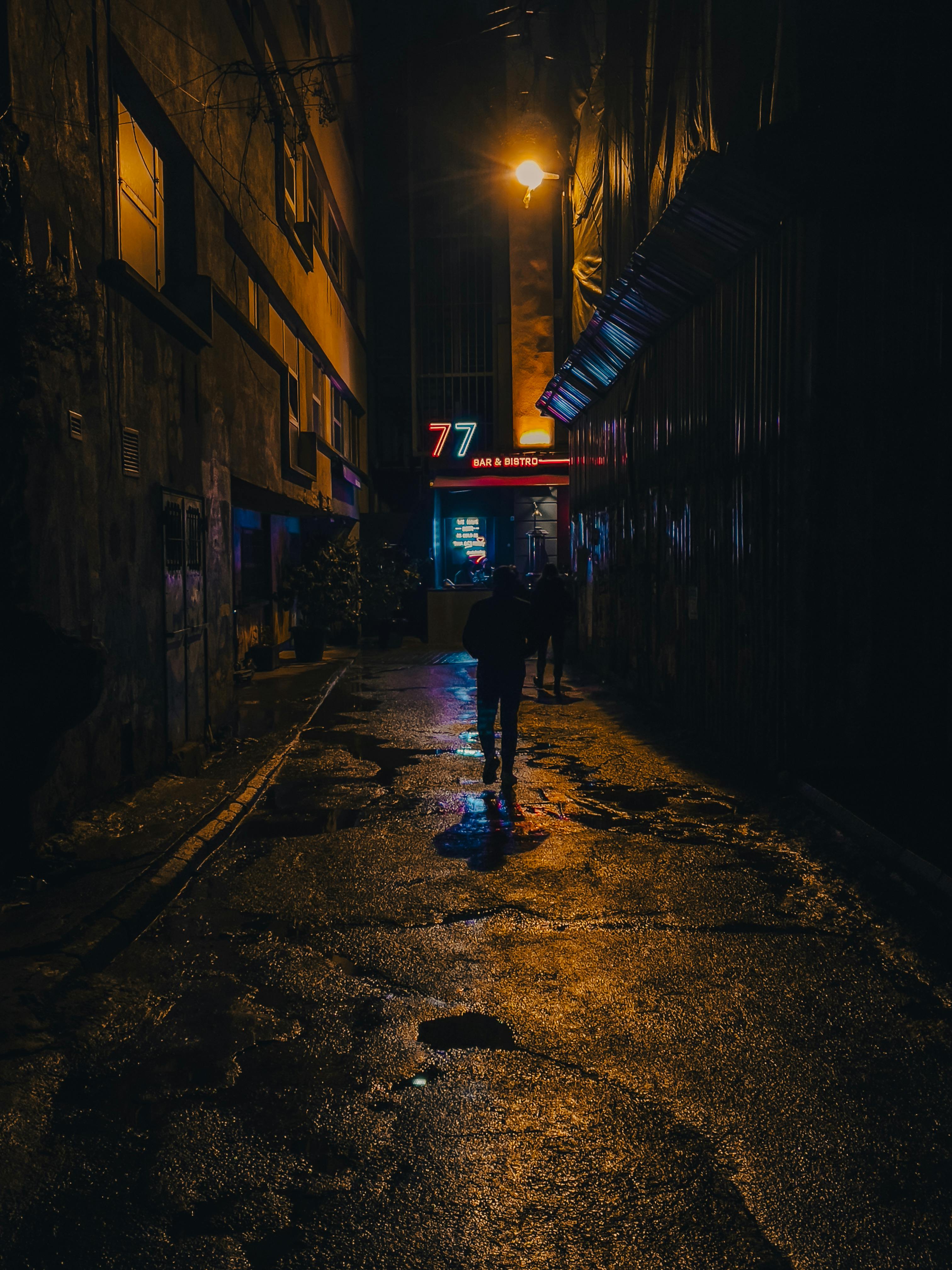 Đường phố tối: Sự kết hợp giữa ánh đèn và bóng tối sẽ khiến cho những hình ảnh về đường phố tối trở nên rất đặc biệt. Hãy xem những bức ảnh này để tìm hiểu một nét đẹp khác lạ của thành phố vào ban đêm.