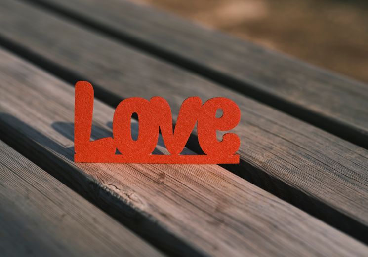 Online dating: starting a conversation on a niche platform