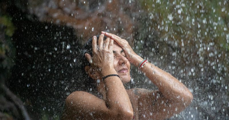 Comment fonctionne la douche autobronzante pour un bronzage naturel sans UV