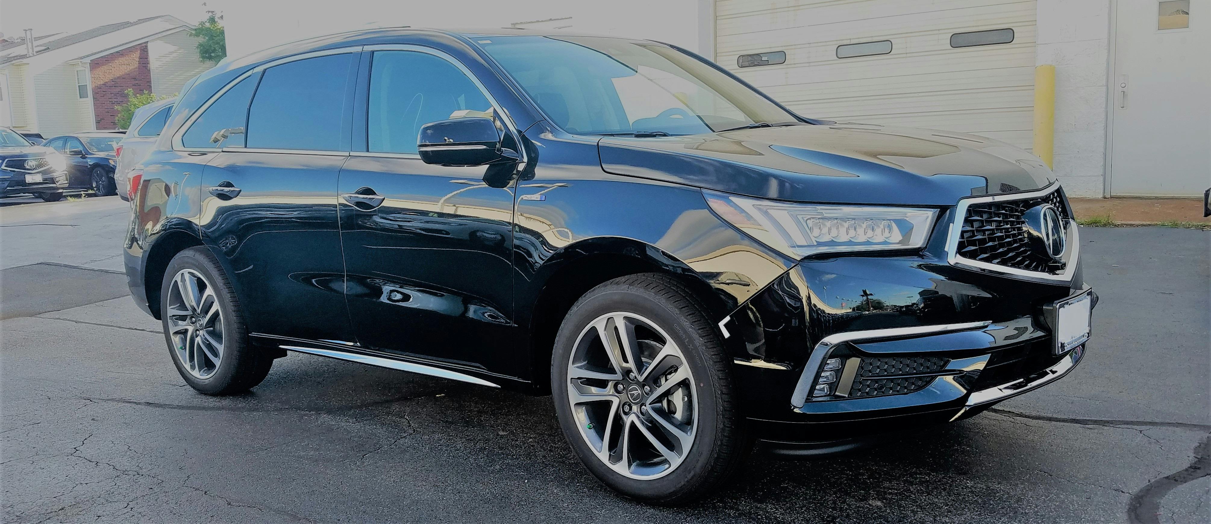 Zbliżenie na krople deszczu uderzające w suchą, mineralną glebę, uwalniające zapach petrichoru.