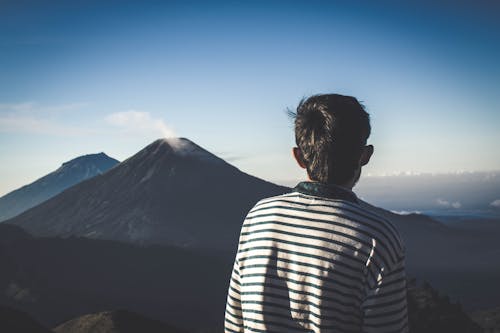 Hombre Vestido Con Camisa A Rayas Mirando Al Volcán
