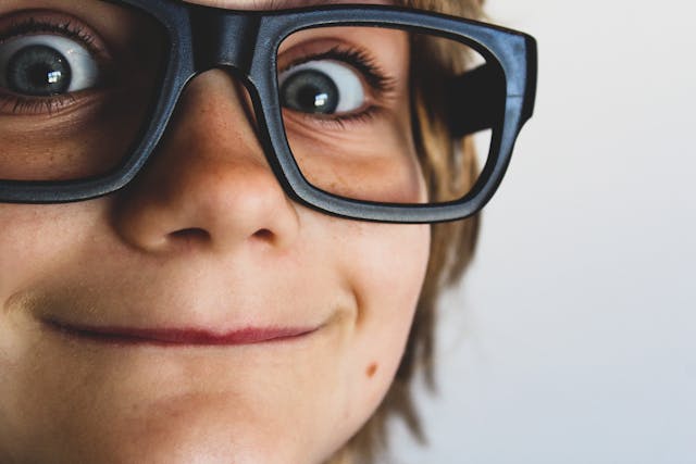 高齡者必讀的眼科知識：老花眼可以透過戴隱形眼鏡矯正？