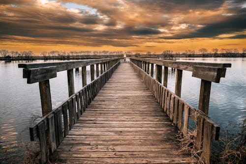 Kostenloses Stock Foto zu bewölkt, brücke, dramatischer himmel