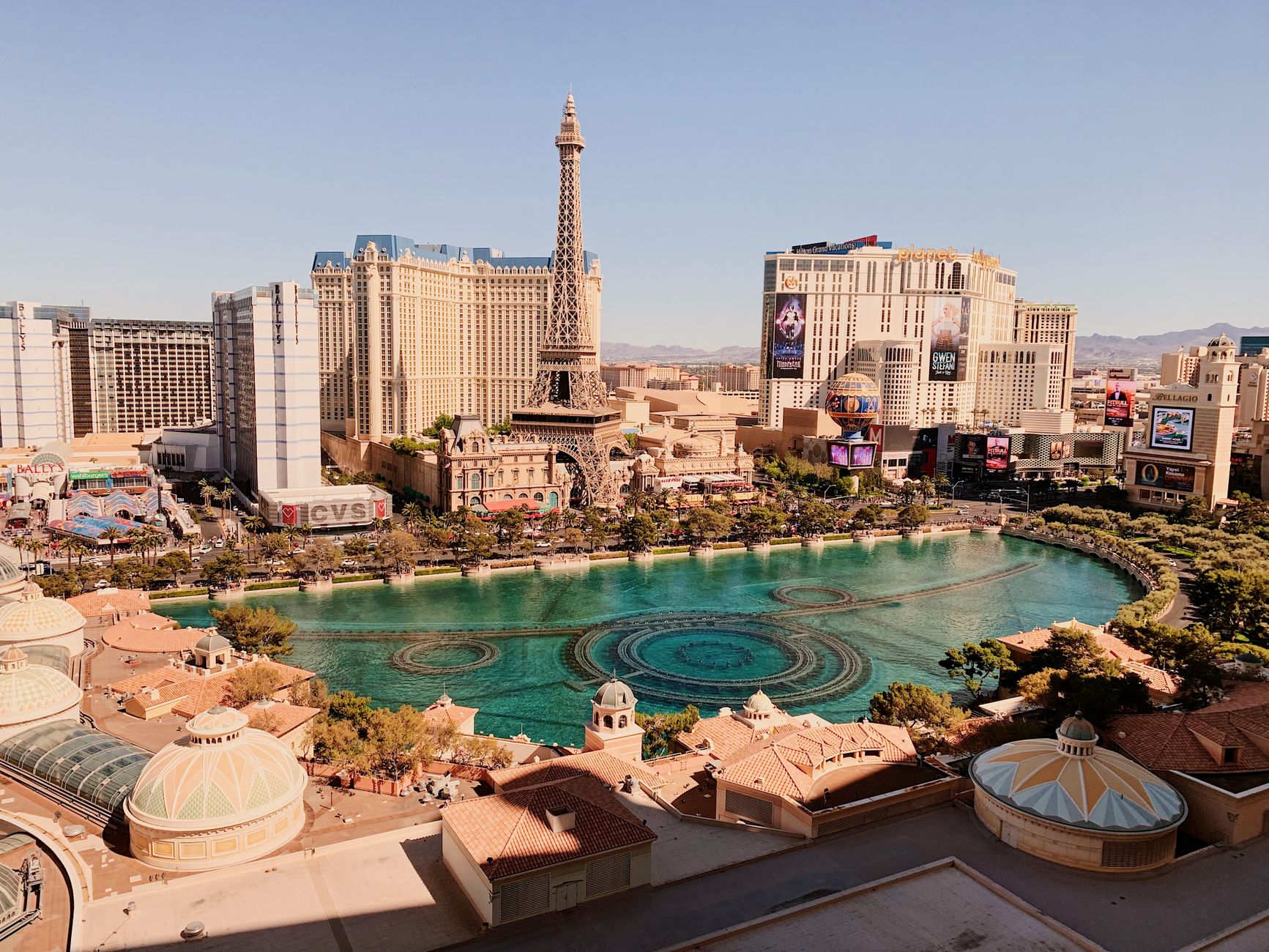 Breathtaking view of Las Vegas Strip with replica Eiffel Tower and vibrant cityscape. Related image for Hospitality in the USA: The Practical Guide for Hotel Teams.
