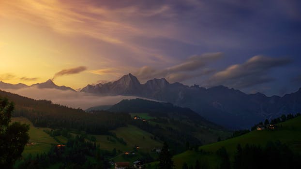 黎明时分，雾气弥漫的山脉景色优美，青山上散落着房屋