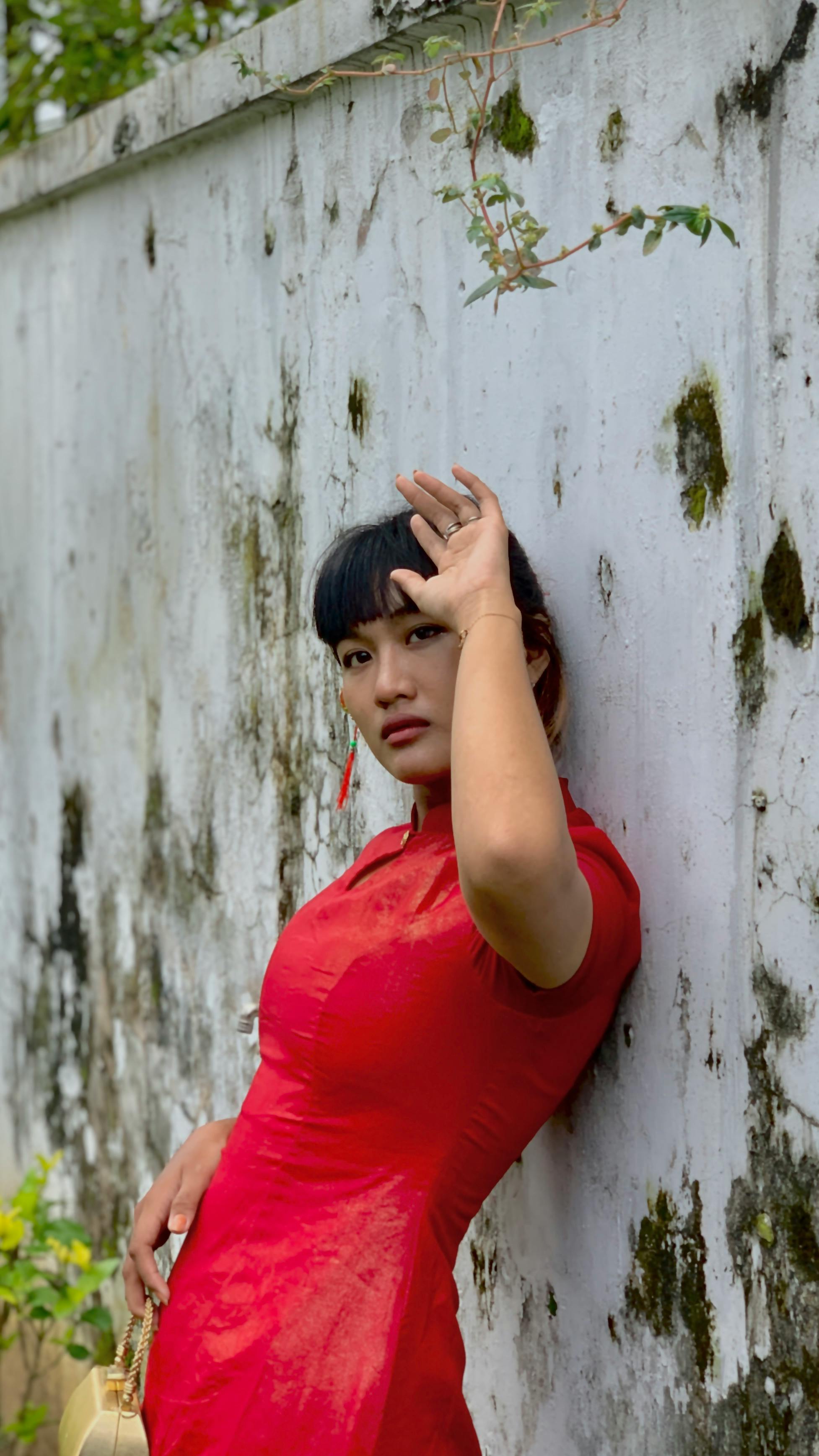 Woman Posing for her Friend · Free