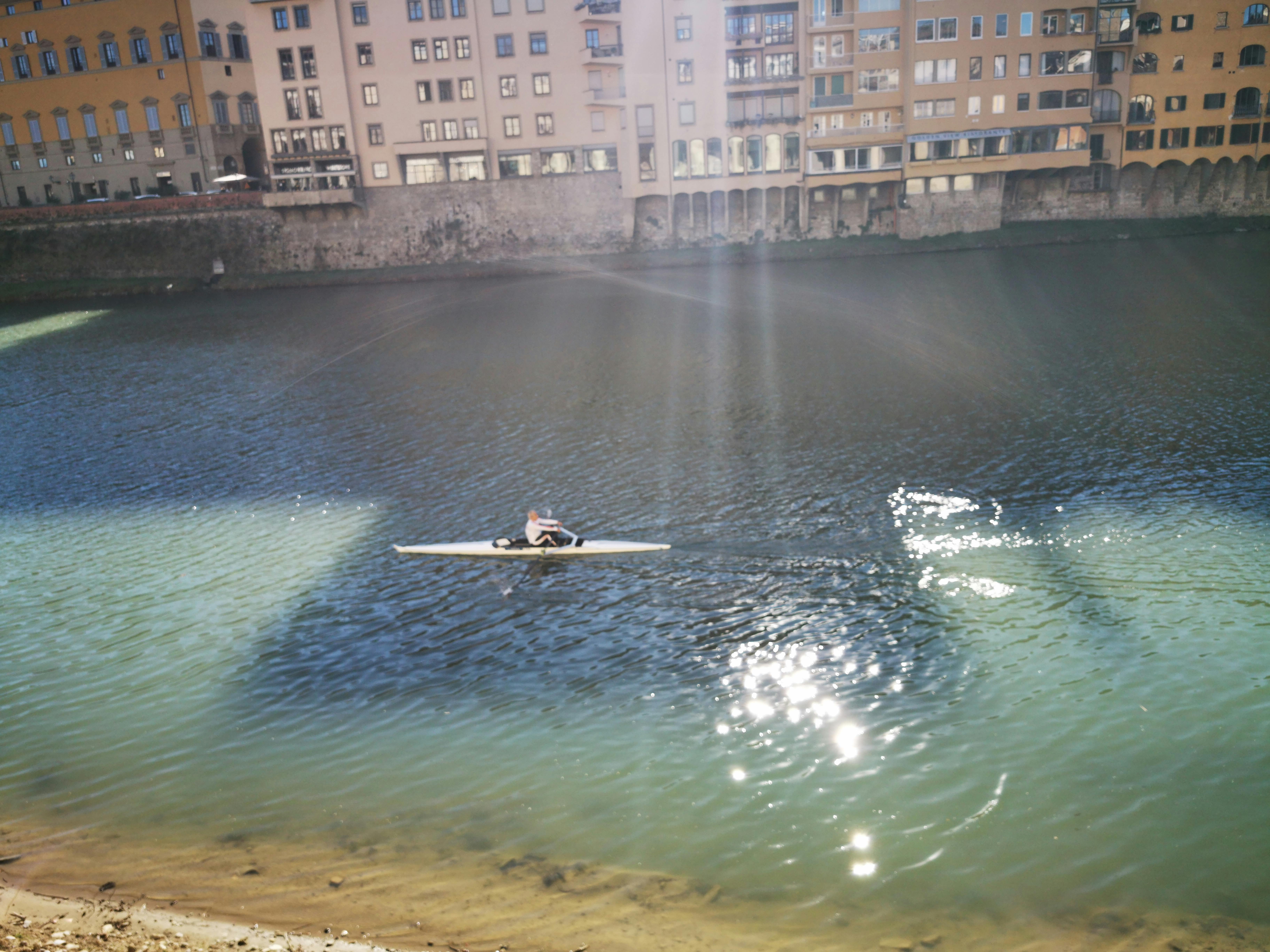 제주도 해안 도로를 달리는 자동차 이미지