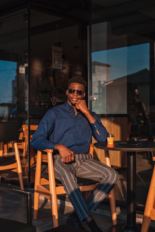 Бесплатное стоковое фото с африканский парень, Бар-кафе, вертикальный выстрел