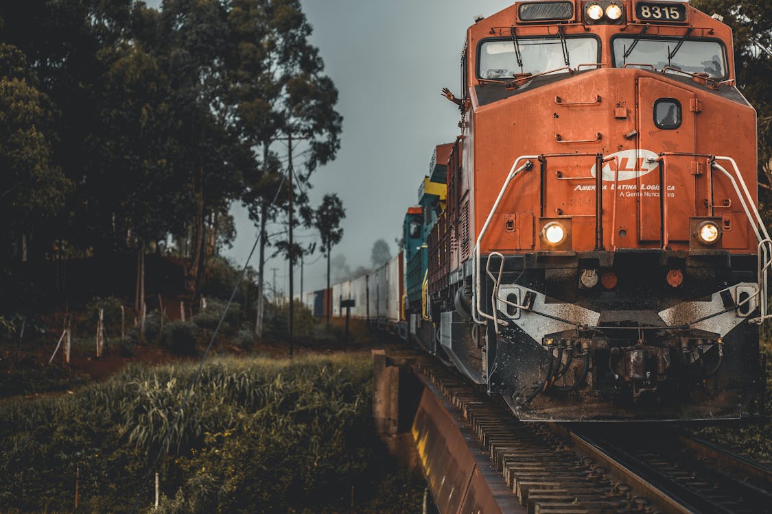 Бесплатное стоковое фото с грузовой поезд, железная дорога, железнодорожная колея