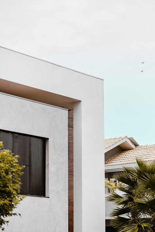 Free Contemporary building exterior featuring palm trees and clear sky. Stock Photo