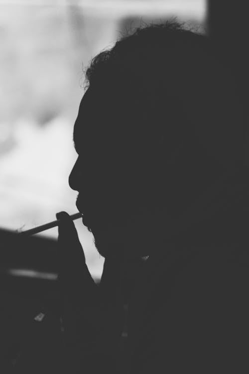 Kostnadsfri bild av gråskale, person, rökning