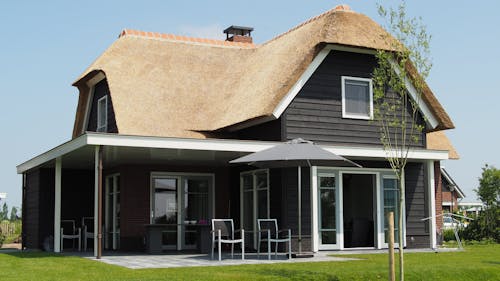 Maison En Bois Noir Et Marron