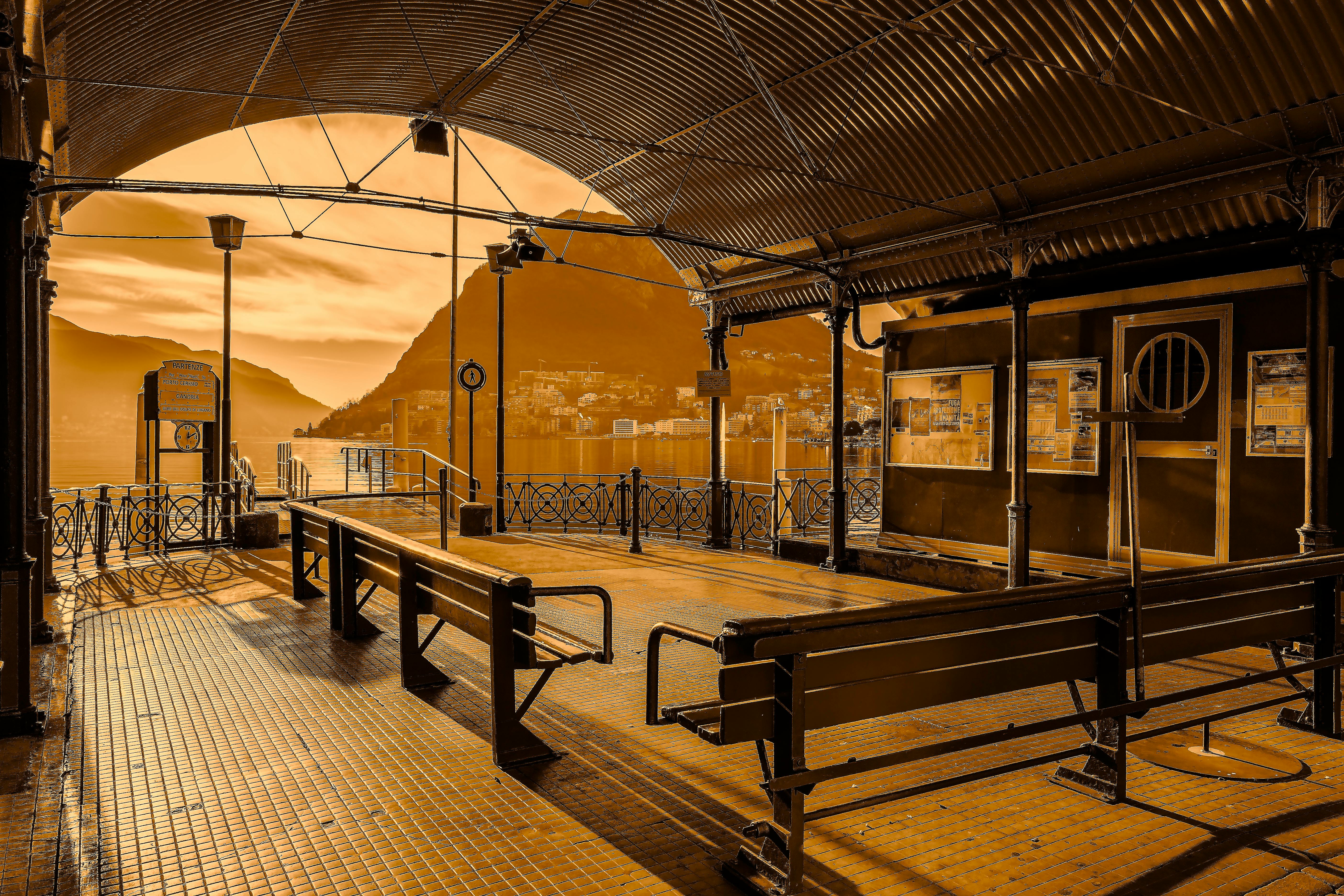 迷人的城市码头，设有长凳，坐拥山景，非常适合旅行和建筑主题的拍摄