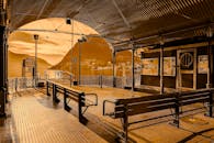 迷人的城市码头，设有长凳，坐拥山景，非常适合旅行和建筑主题的拍摄