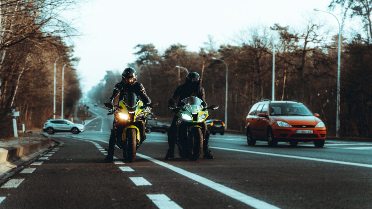 Accessoires indispensables pour les longs trajets en moto en 2026 - illustration