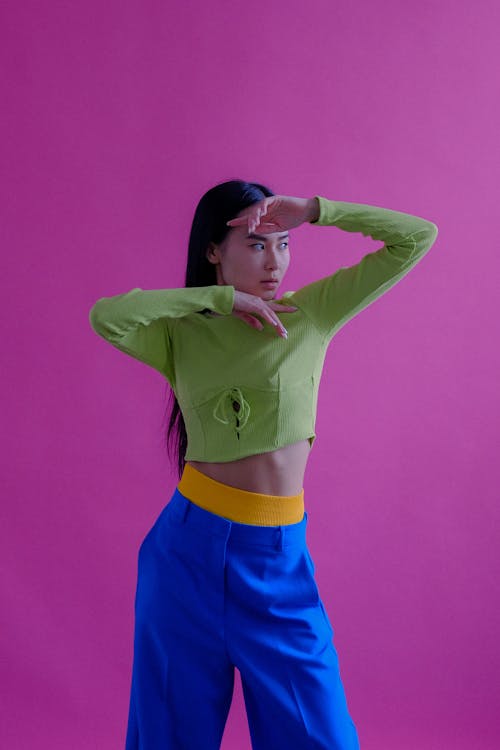 Gratis arkivbilde med asiatisk jente, bruke, grønn genser