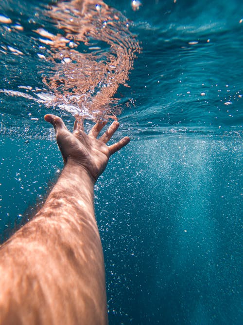 Immagine gratuita di acqua azzurra, fotografia subacquea, mano