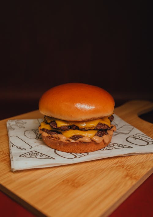 Ingyenes stockfotó burger, élelmiszer-fotózás, fafelület témában
