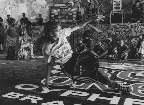 Photos gratuites de art de graffiti, breakdancer, chemise imprimée