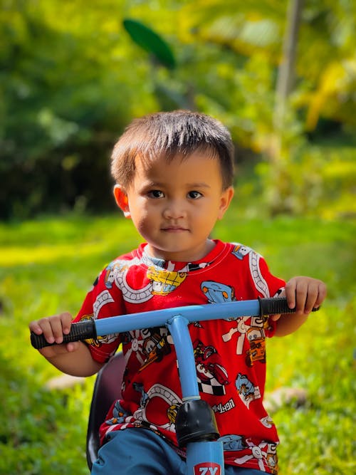 Základová fotografie zdarma na téma asijský kluk, červená košile, chlapec