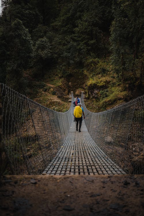 人行天橋, 垂直拍攝, 山 的 免費圖庫相片