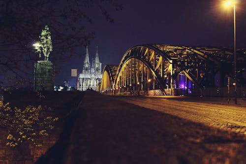 Szary Budynek W Pobliżu Mostu