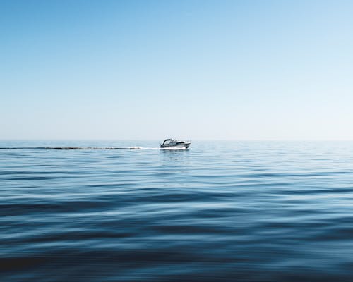 Gratis Perahu Putih Di Laut Foto Stok