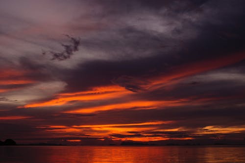 Foto profissional grátis de água, cair da noite, céu com cores intensas