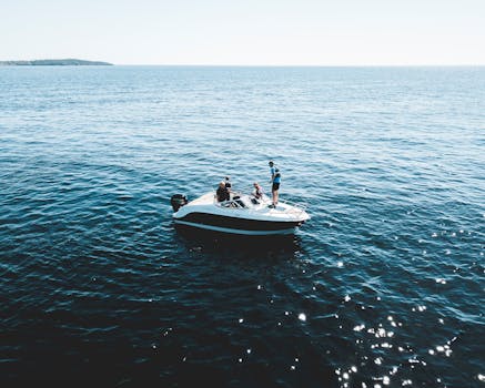 在明亮的日光下，摩托艇载着人们在平静的公海上巡航