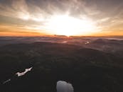 日出时，航拍下的山景迷人，投射出温暖的色调